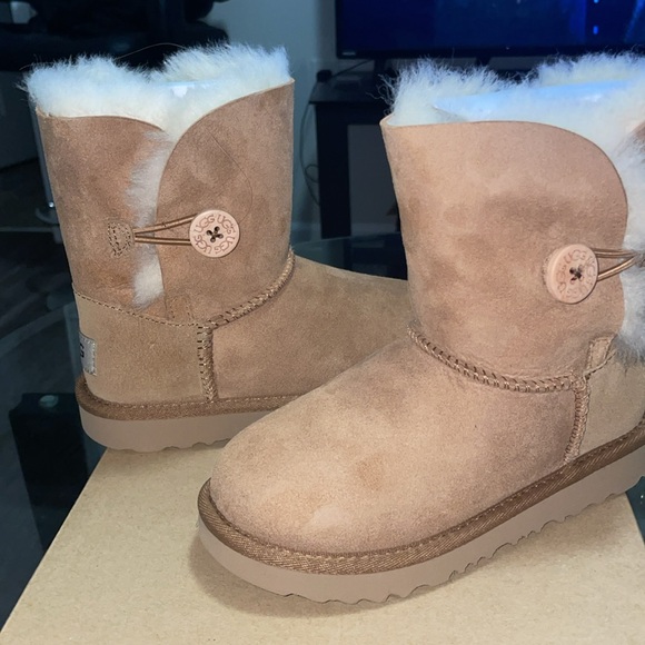 UGG Bailey Button II ‼️NEW‼️👢👡🥿 - Picture 4 of 9